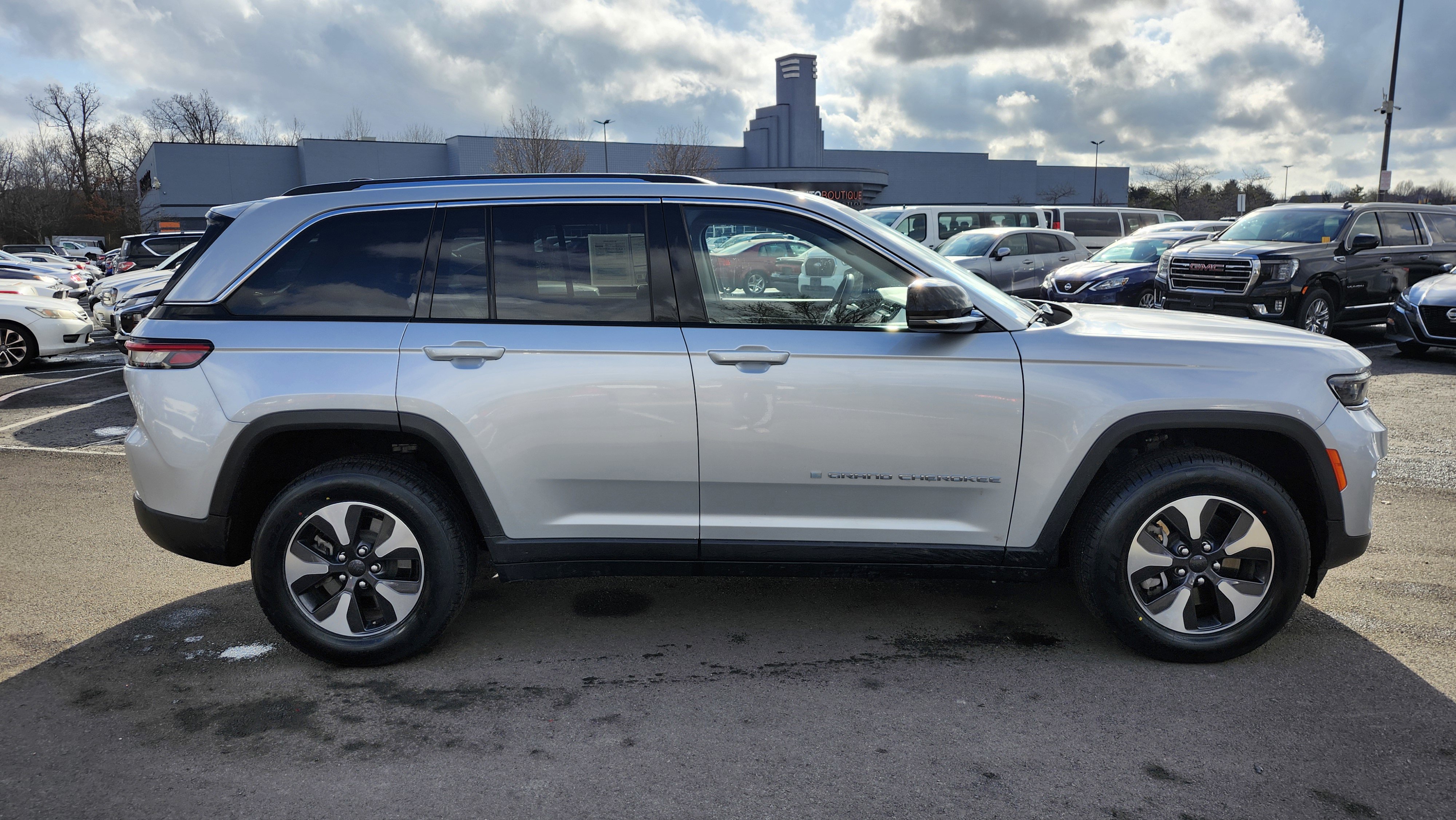 Used 2023 Jeep Grand Cherokee 4WD 4xe image 21