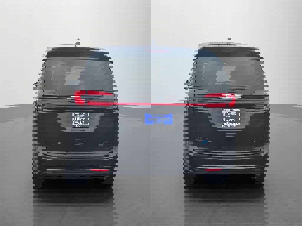 Used 2022 Chrysler Pacifica Limited w/ Uconnect Theater Family Group image 5