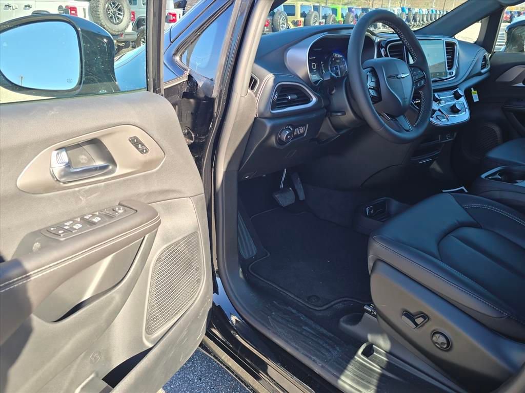 New 2026 Chrysler Pacifica Select w/ S Appearance Package FWD image 5