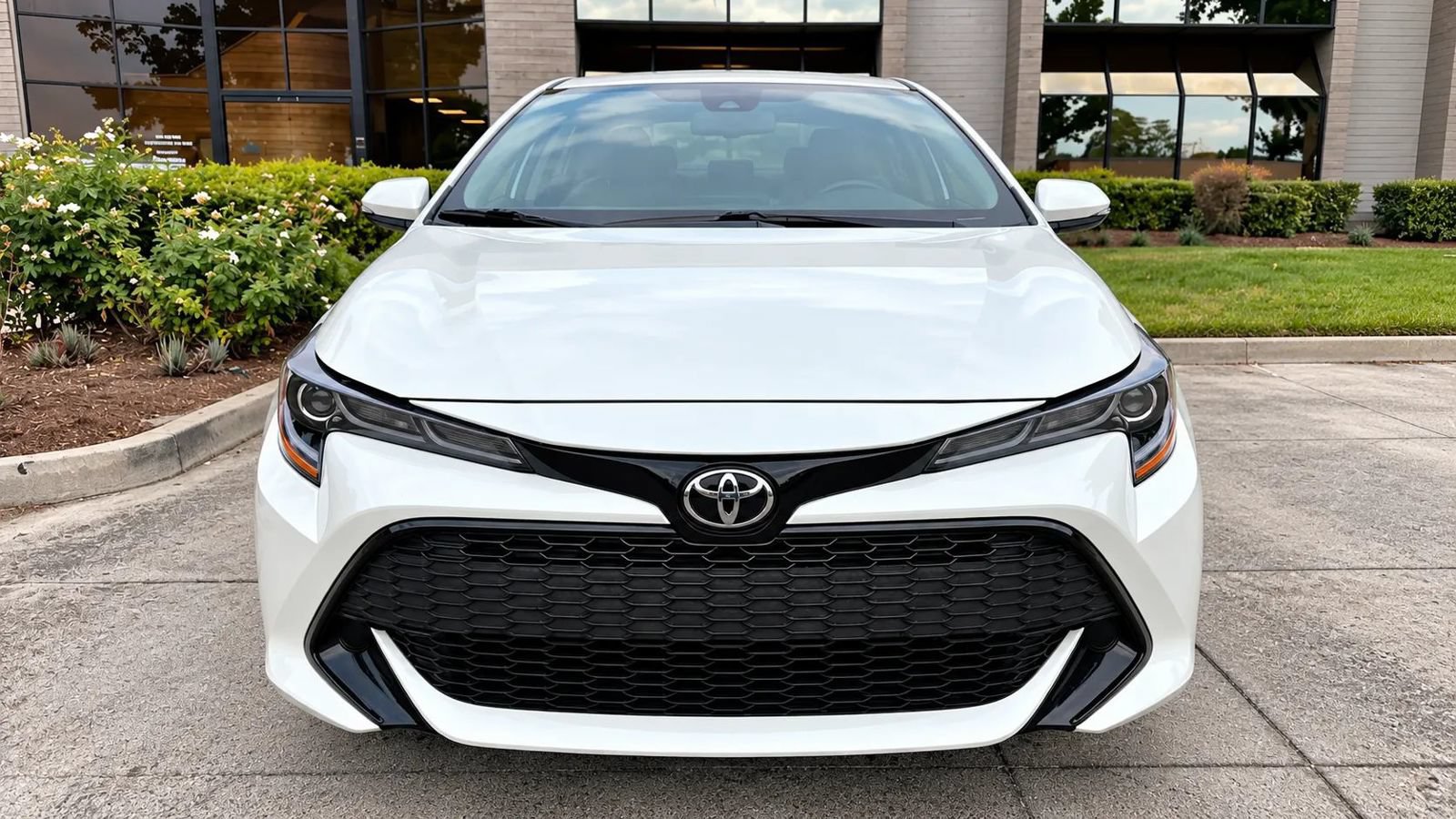 Used 2019 Toyota Corolla SE w/ Carpet Mat Package FWD image 9