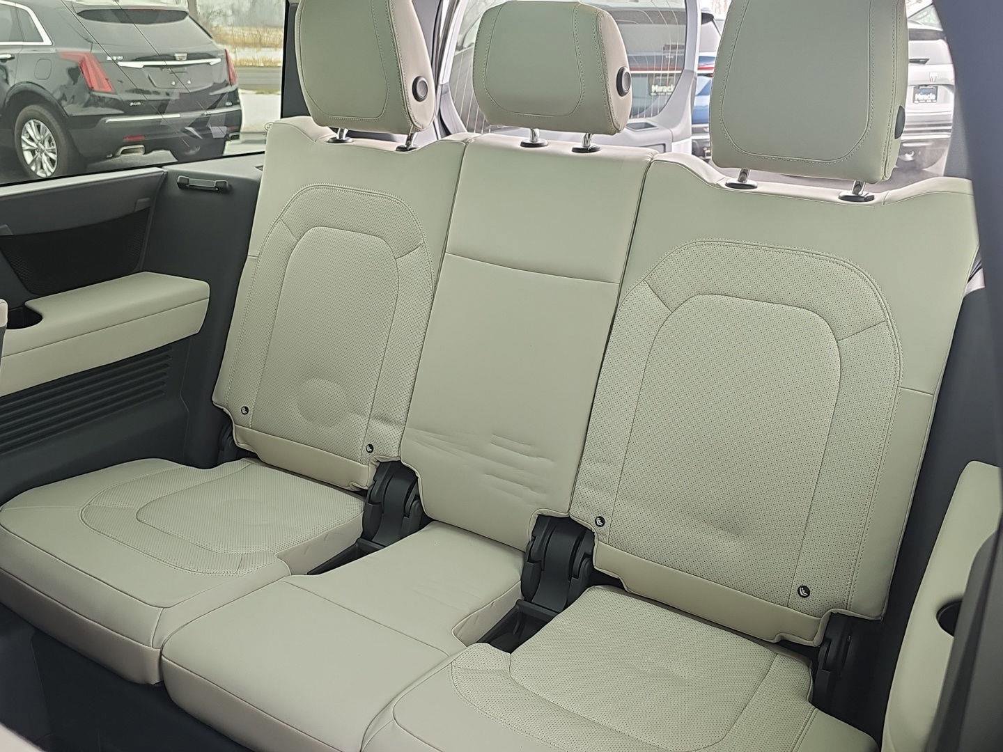 Used 2023 Land Rover Defender 130 SE image 30