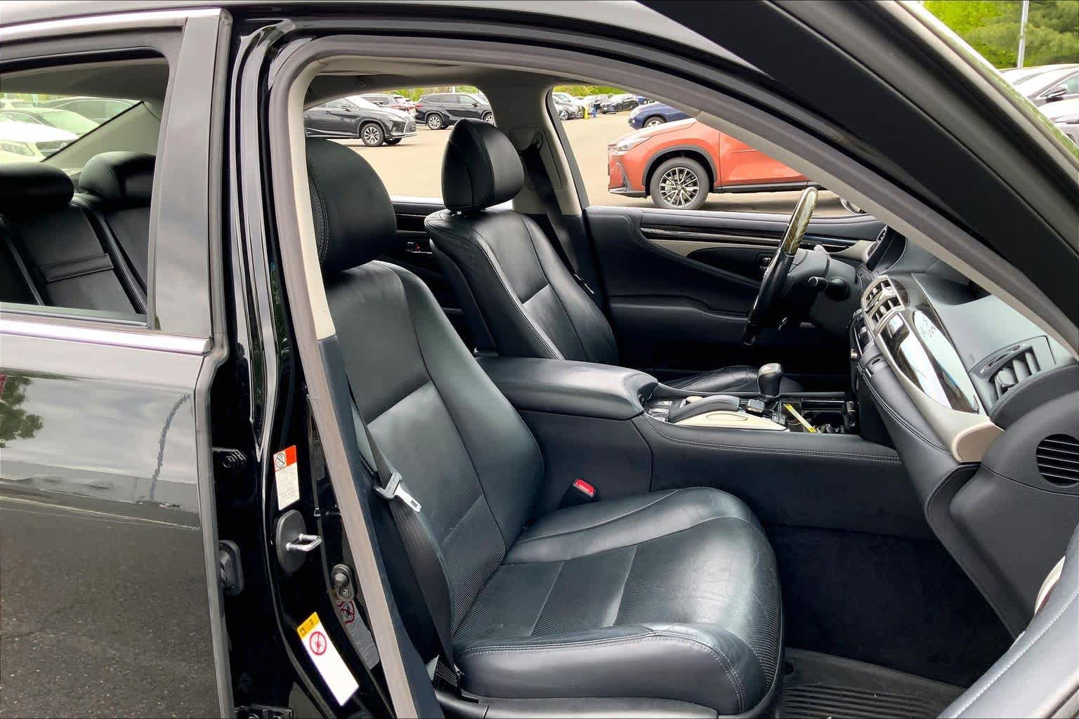 Used 2016 Lexus LS 460 AWD w/ Comfort Package image 9