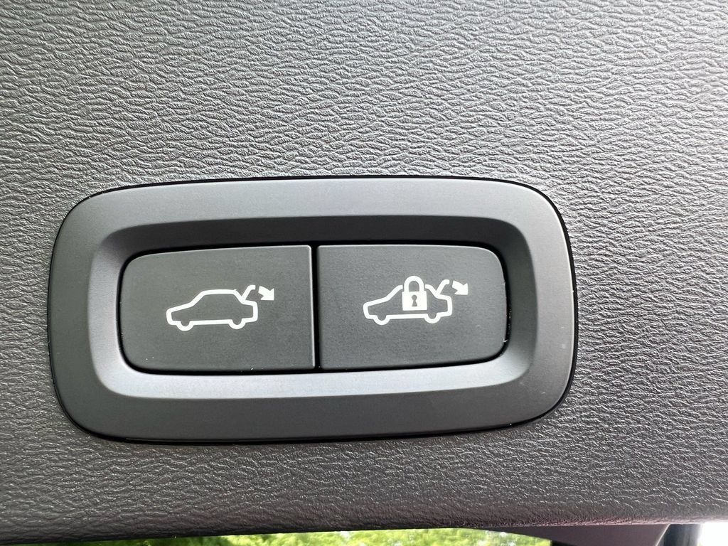 Certified 2025 Volvo XC40 B5 Core AWD/4WD image 29