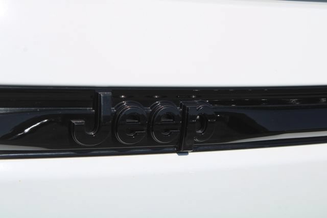 Used 2025 Jeep Grand Cherokee Altitude RWD image 8