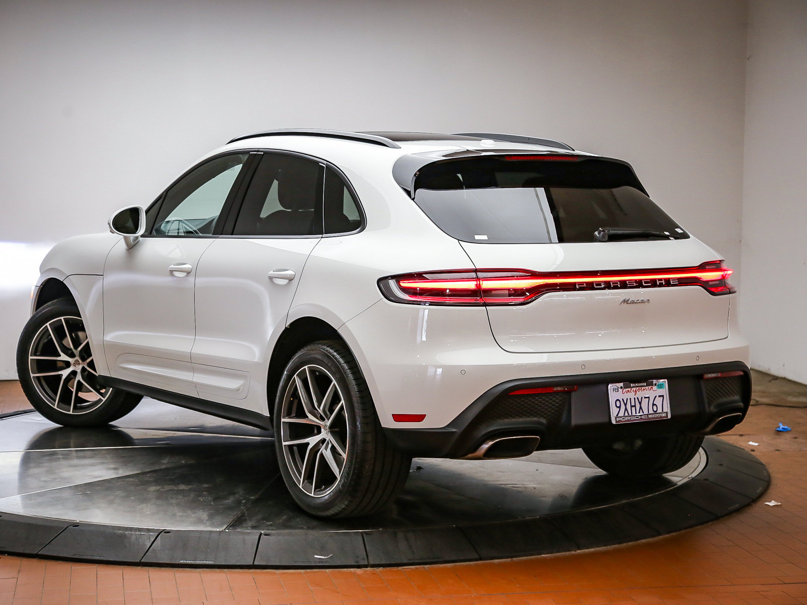 Certified 2026 Porsche Macan AWD/4WD image 6