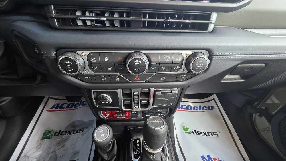 Used 2025 Jeep Gladiator Mojave w/ Convenience Group AWD/4WD image 16
