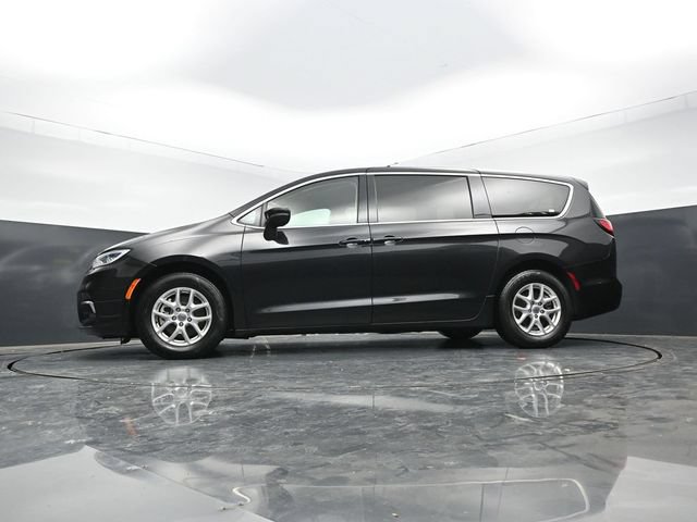 Used 2023 Chrysler Pacifica Touring-L FWD image 46