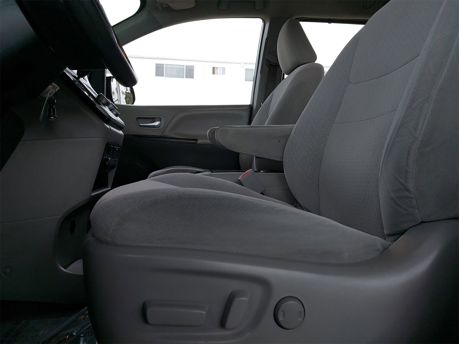 Used 2020 Toyota Sienna LE image 28