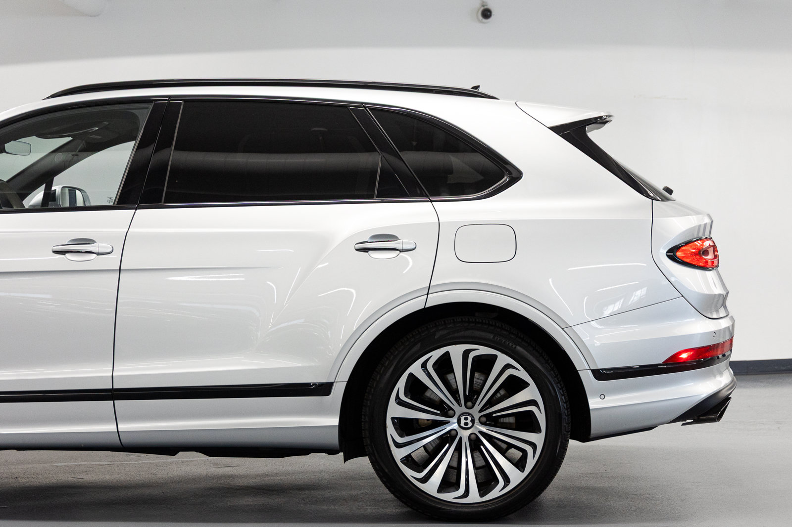 Certified 2023 Bentley Bentayga Plug-In Hybrid AWD/4WD image 15