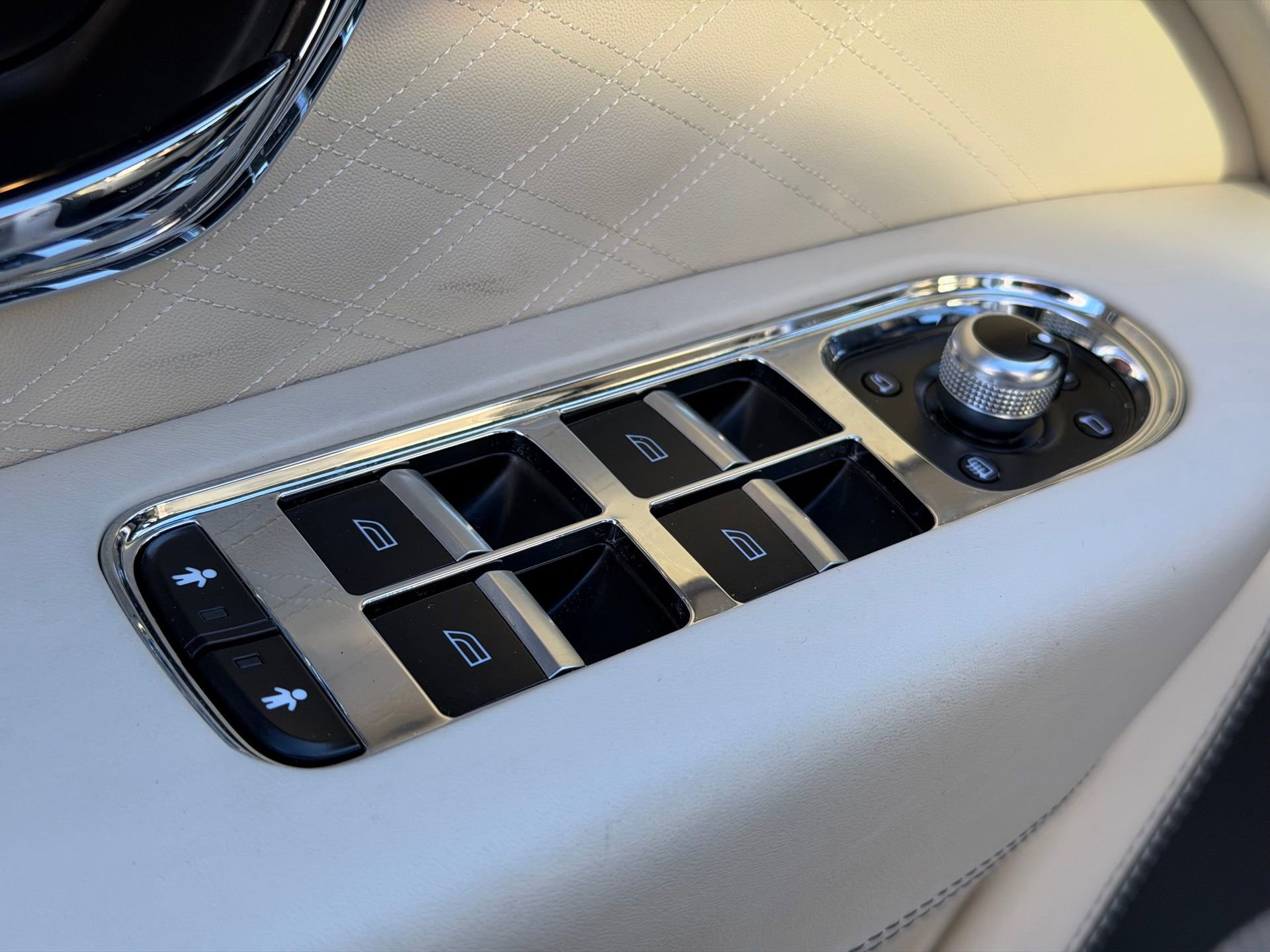 Used 2023 Bentley Bentayga Extended Wheelbase image 38