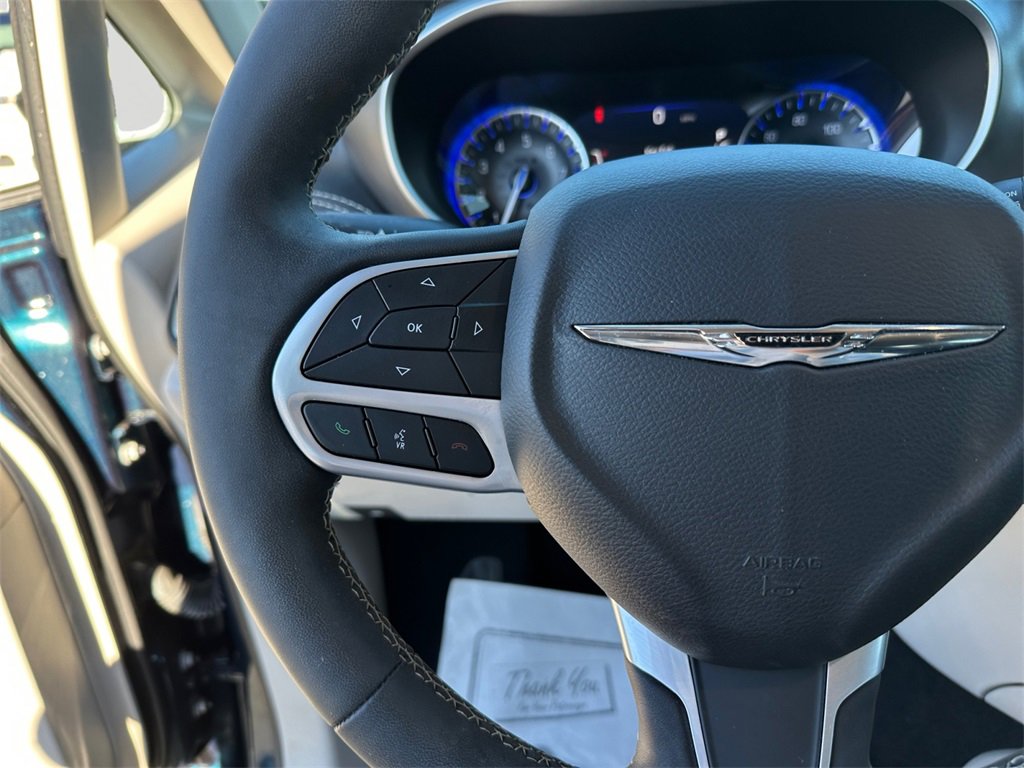 Used 2023 Chrysler Pacifica Touring-L image 21