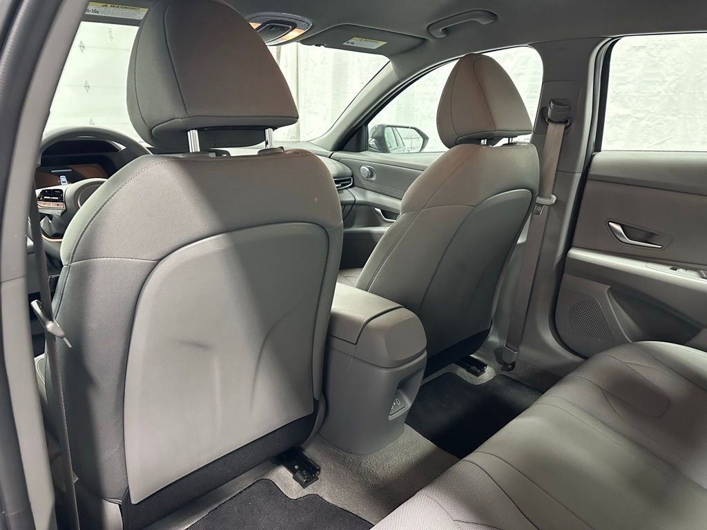 Used 2025 Hyundai Elantra SE image 42