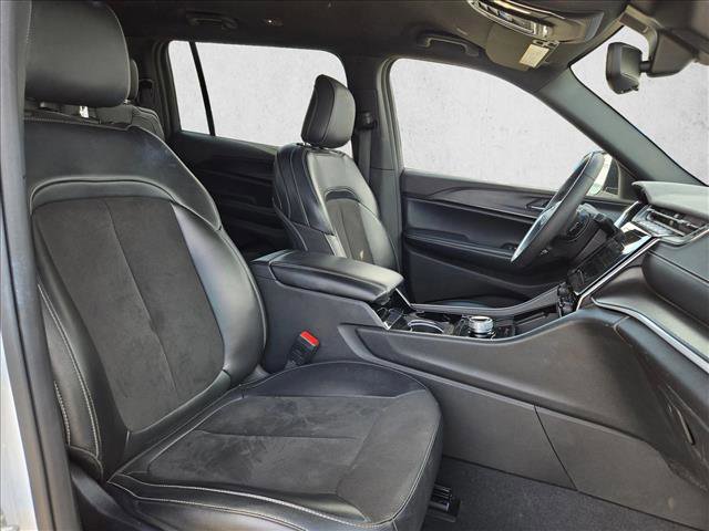 Used 2023 Jeep Grand Cherokee L Laredo image 16