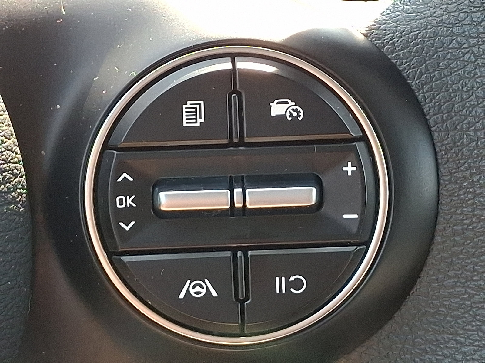 Used 2025 Kia Soul LX w/ LX Technology Package FWD image 22