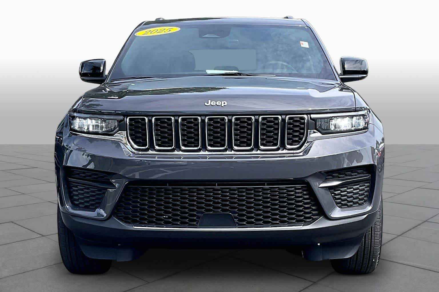 Used 2025 Jeep Grand Cherokee Laredo X w/ Luxury Tech Group I RWD image 4