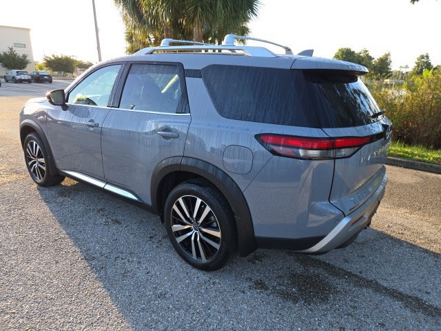 Used 2024 Nissan Pathfinder Platinum FWD image 3