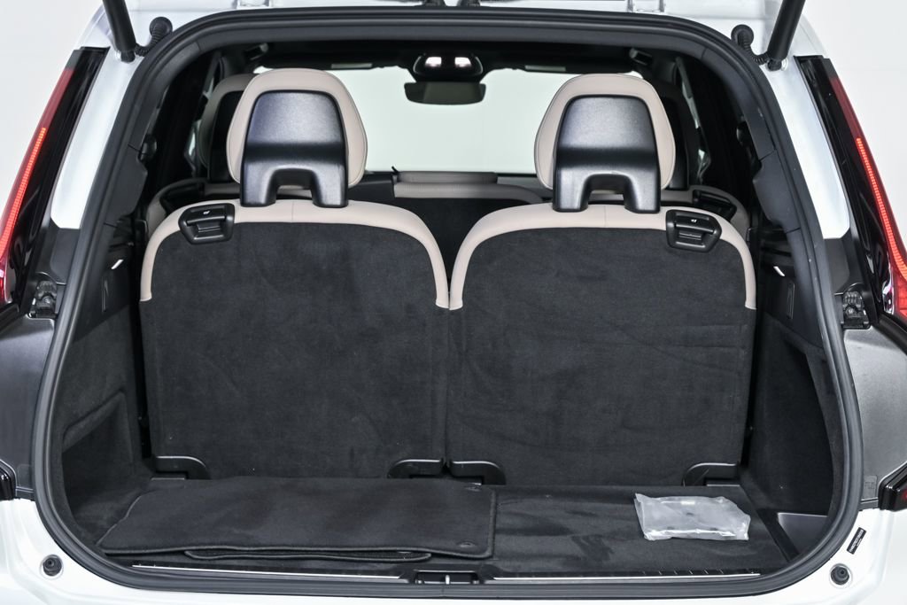 Certified 2025 Volvo XC90 B6 Plus image 31