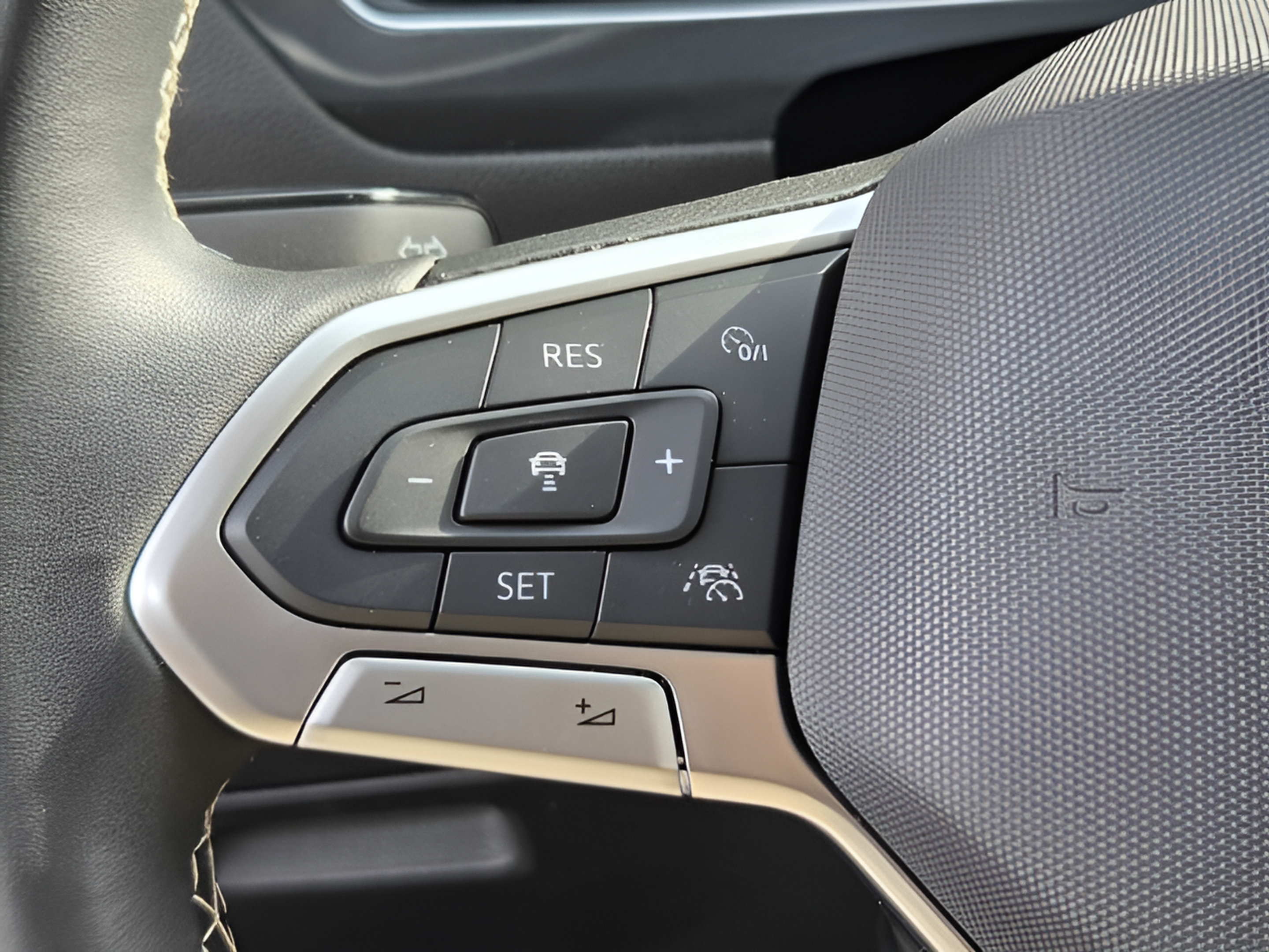 Used 2024 Volkswagen Tiguan SE w/ Panoramic Sunroof Package FWD image 16