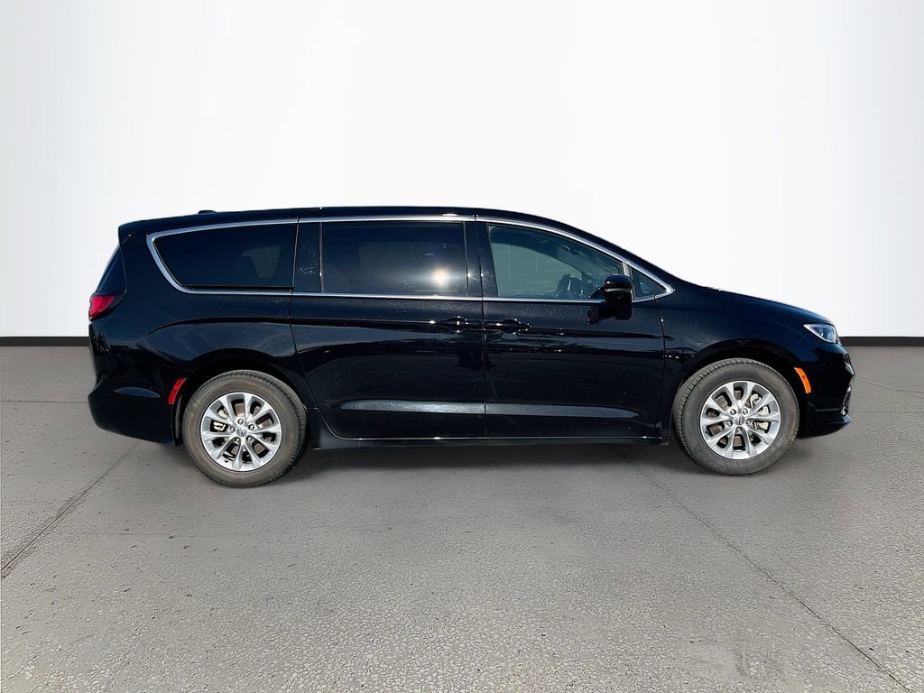Certified 2025 Chrysler Pacifica Select image 6