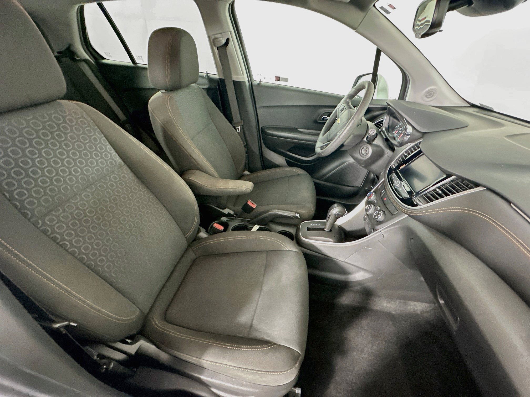 Used 2022 Chevrolet Trax LS w/ Tint and Cruise Package FWD image 29