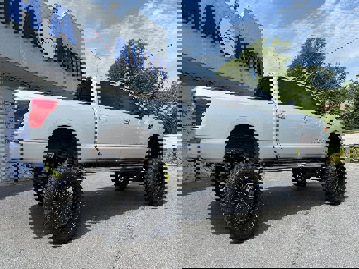 Used 2017 Nissan Titan SL image 17