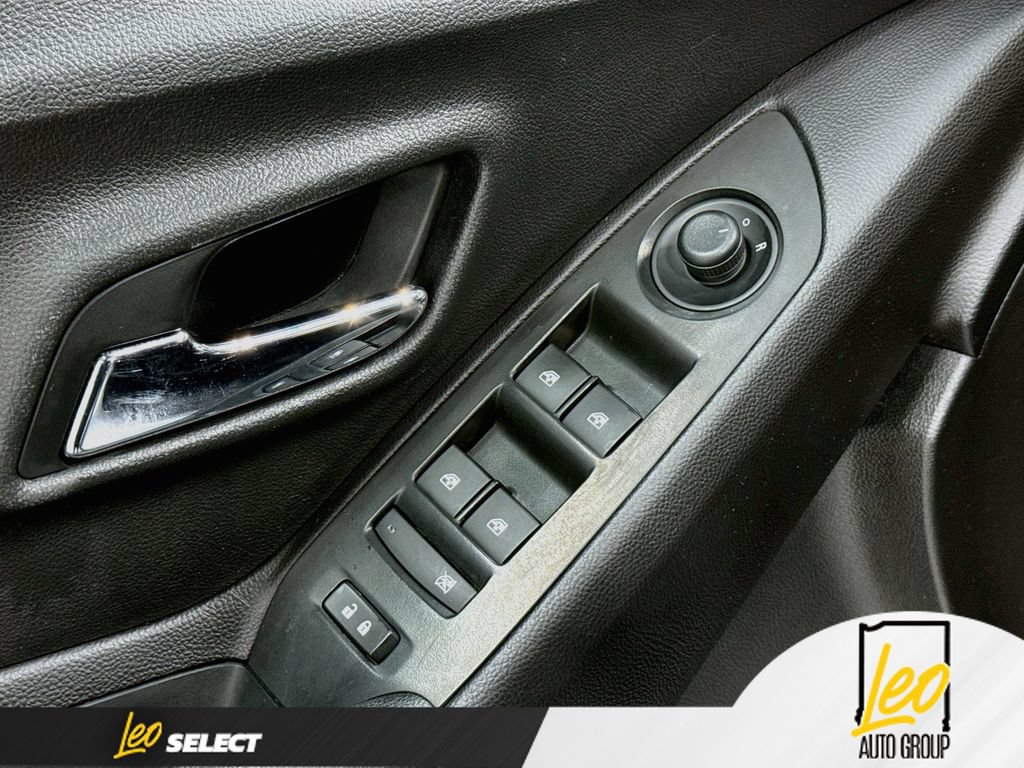 Used 2018 Chevrolet Trax LT w/ LT Convenience Package FWD image 18