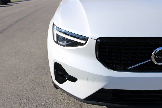 Used 2025 Volvo XC40 B5 Plus image 42