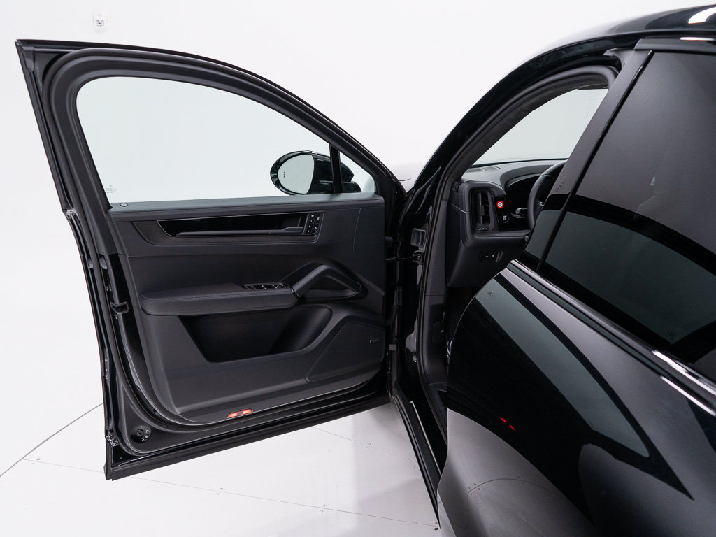 Certified 2026 Porsche Cayenne GTS AWD/4WD image 10