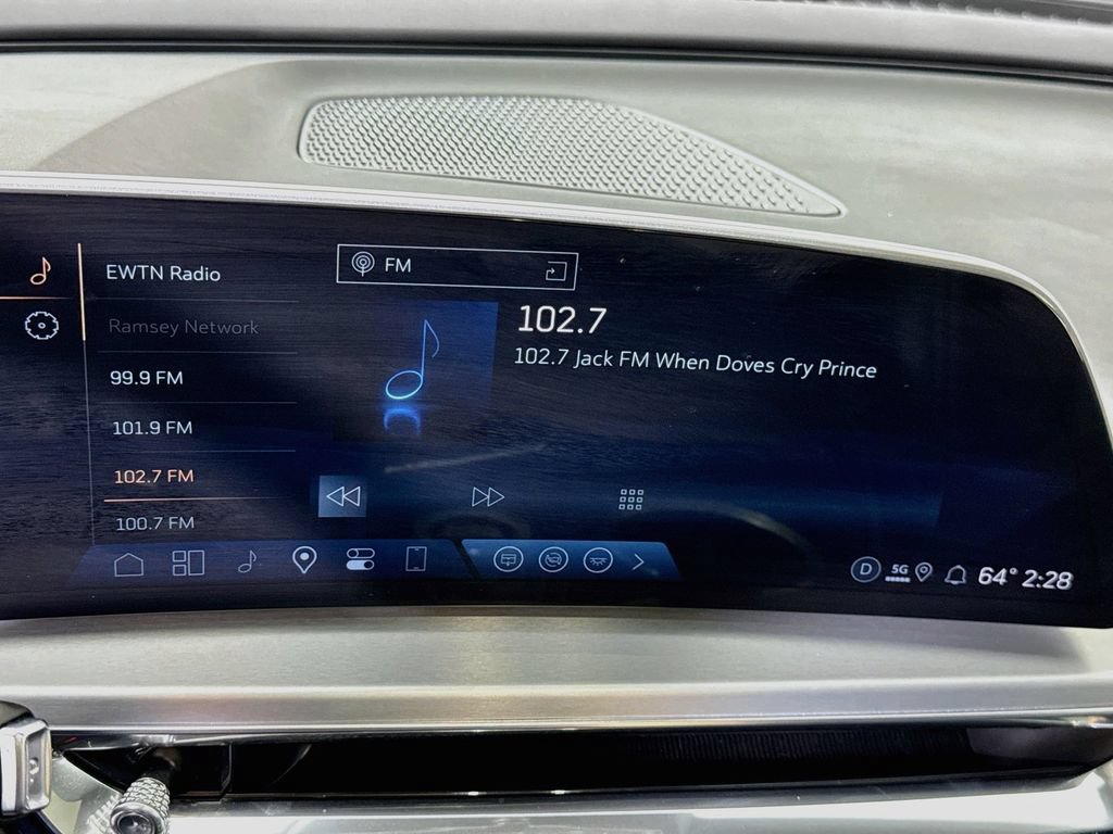 Used 2024 Cadillac Lyriq Luxury AWD/4WD image 6