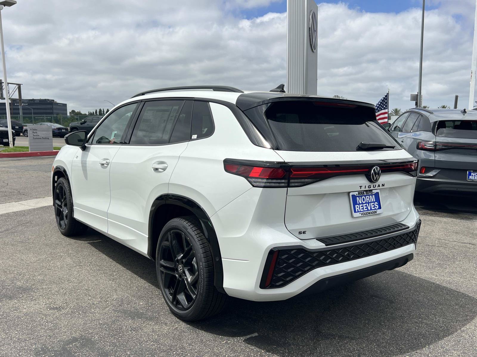 New 2026 Volkswagen Tiguan SE R-Line FWD image 3