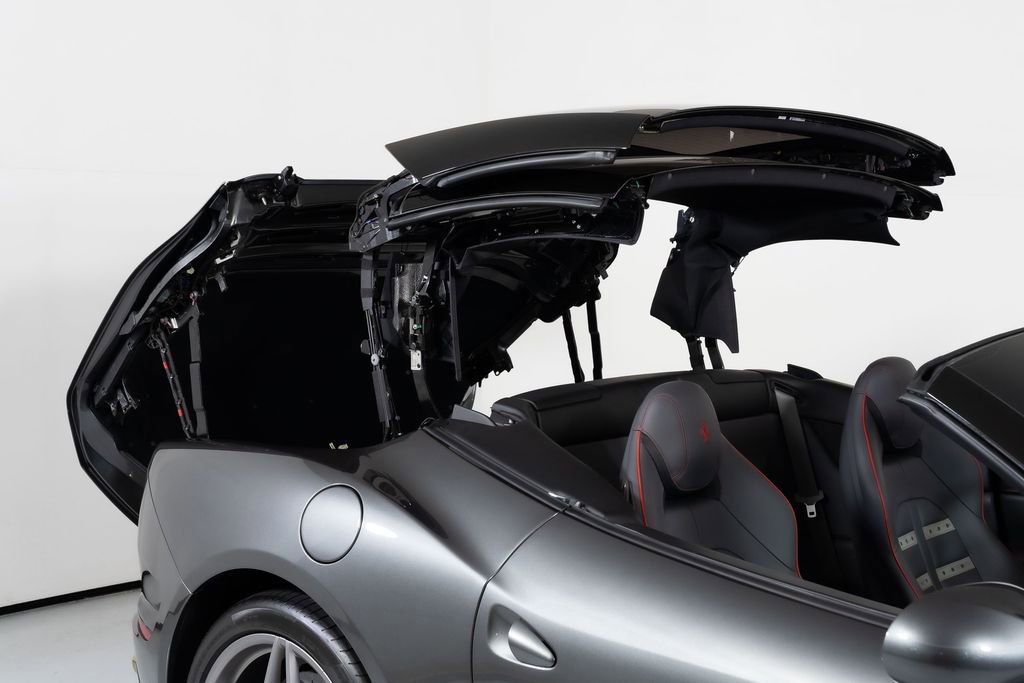 Used 2015 Ferrari California T RWD image 22