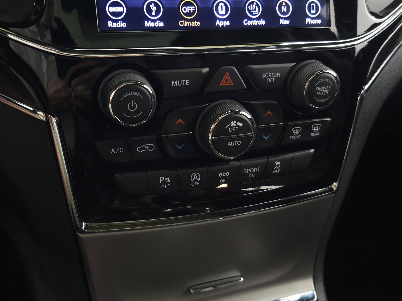 Used 2019 Jeep Grand Cherokee Overland AWD/4WD image 31