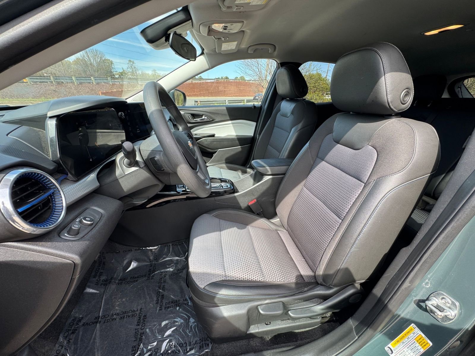 Used 2025 Chevrolet Trax LT image 32