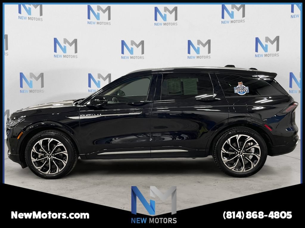 Used 2024 Lincoln Nautilus Reserve AWD/4WD image 2
