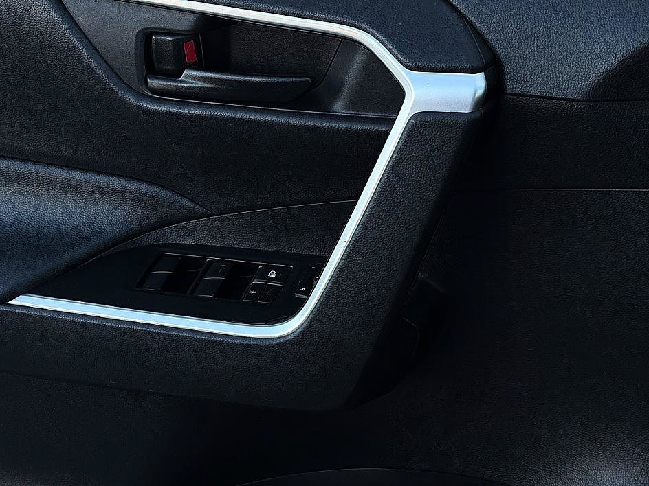 Used 2019 Toyota RAV4 LE FWD image 21