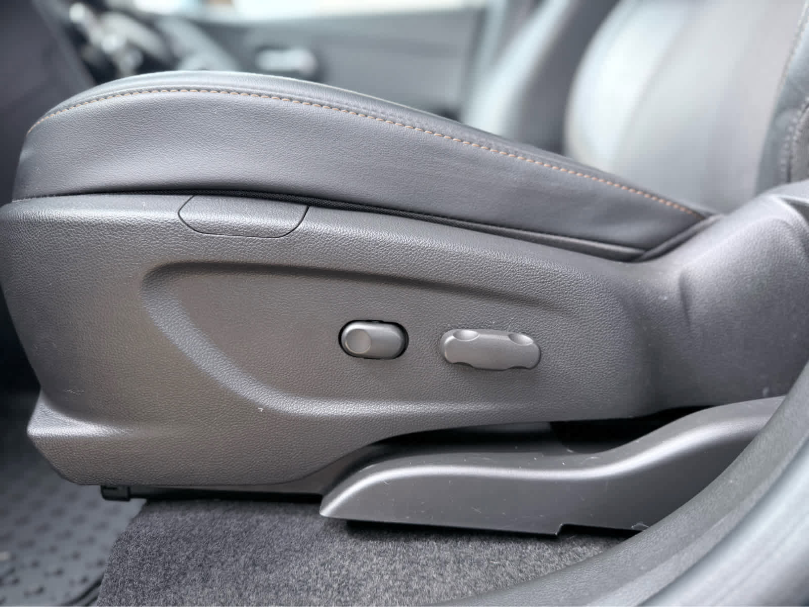 Used 2022 Chevrolet Trax LT w/ LT Convenience Package image 13