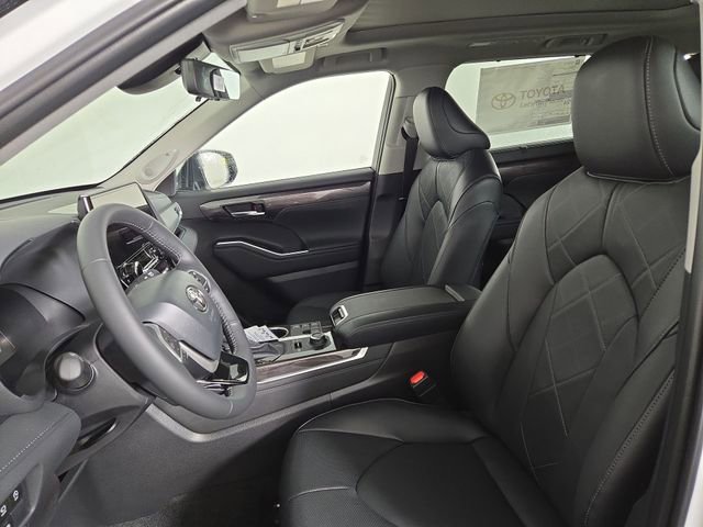 Used 2025 Toyota Highlander Platinum image 14