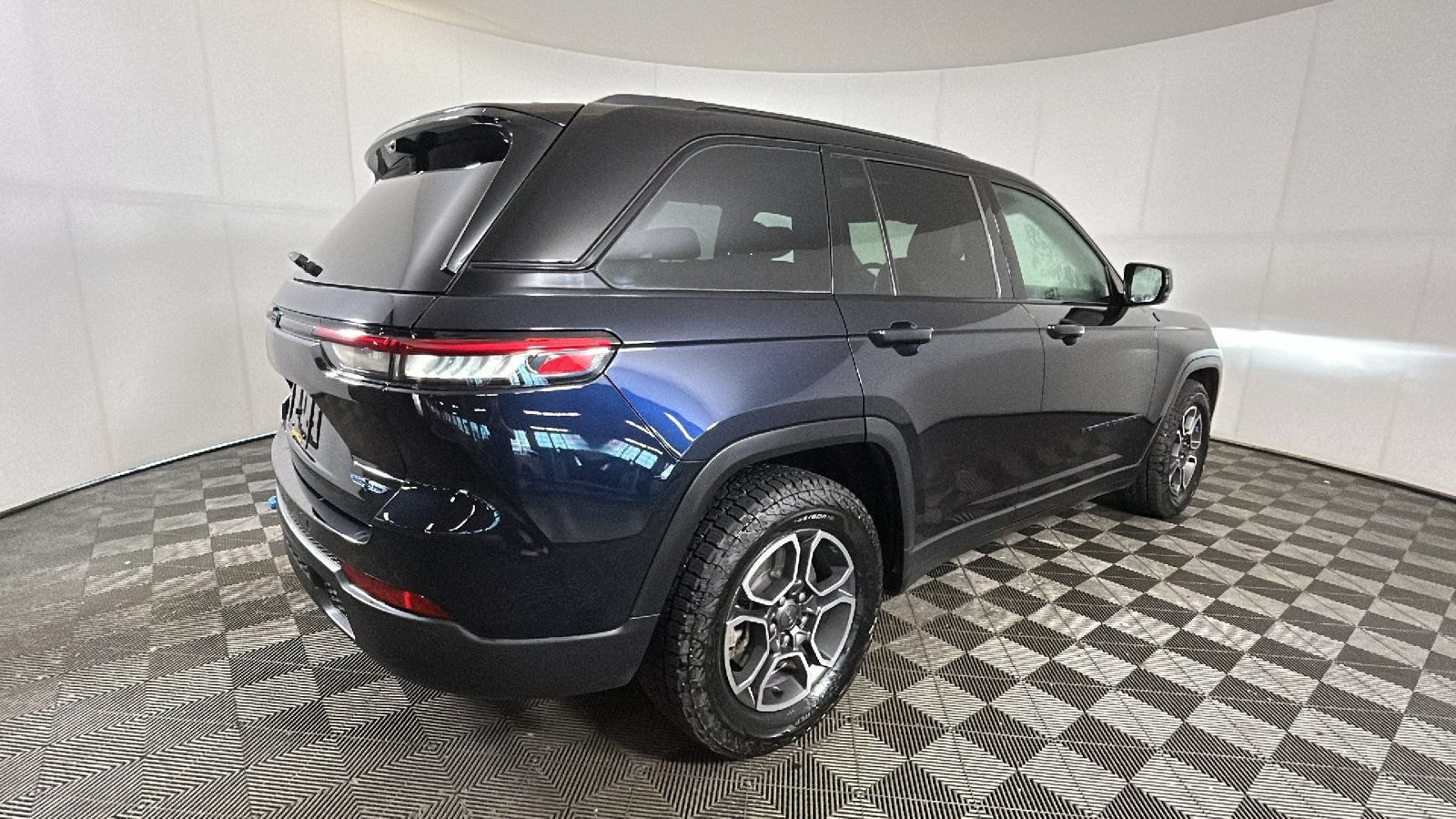 Used 2023 Jeep Grand Cherokee Trailhawk w/ Luxury Tech Group III AWD/4WD image 3