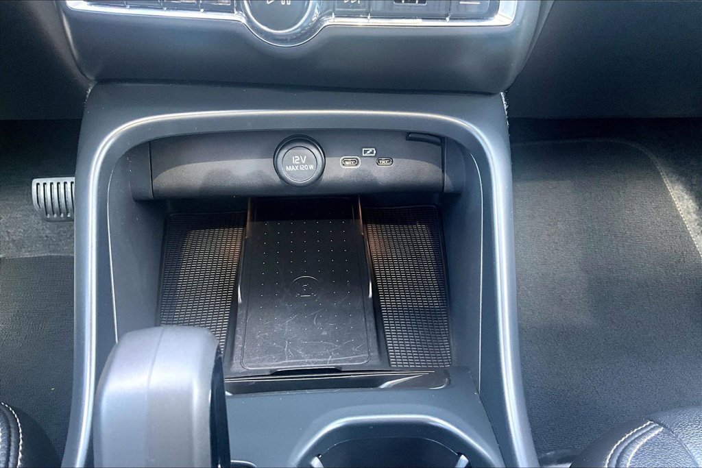 Certified 2025 Volvo XC40 B5 Core AWD/4WD image 34
