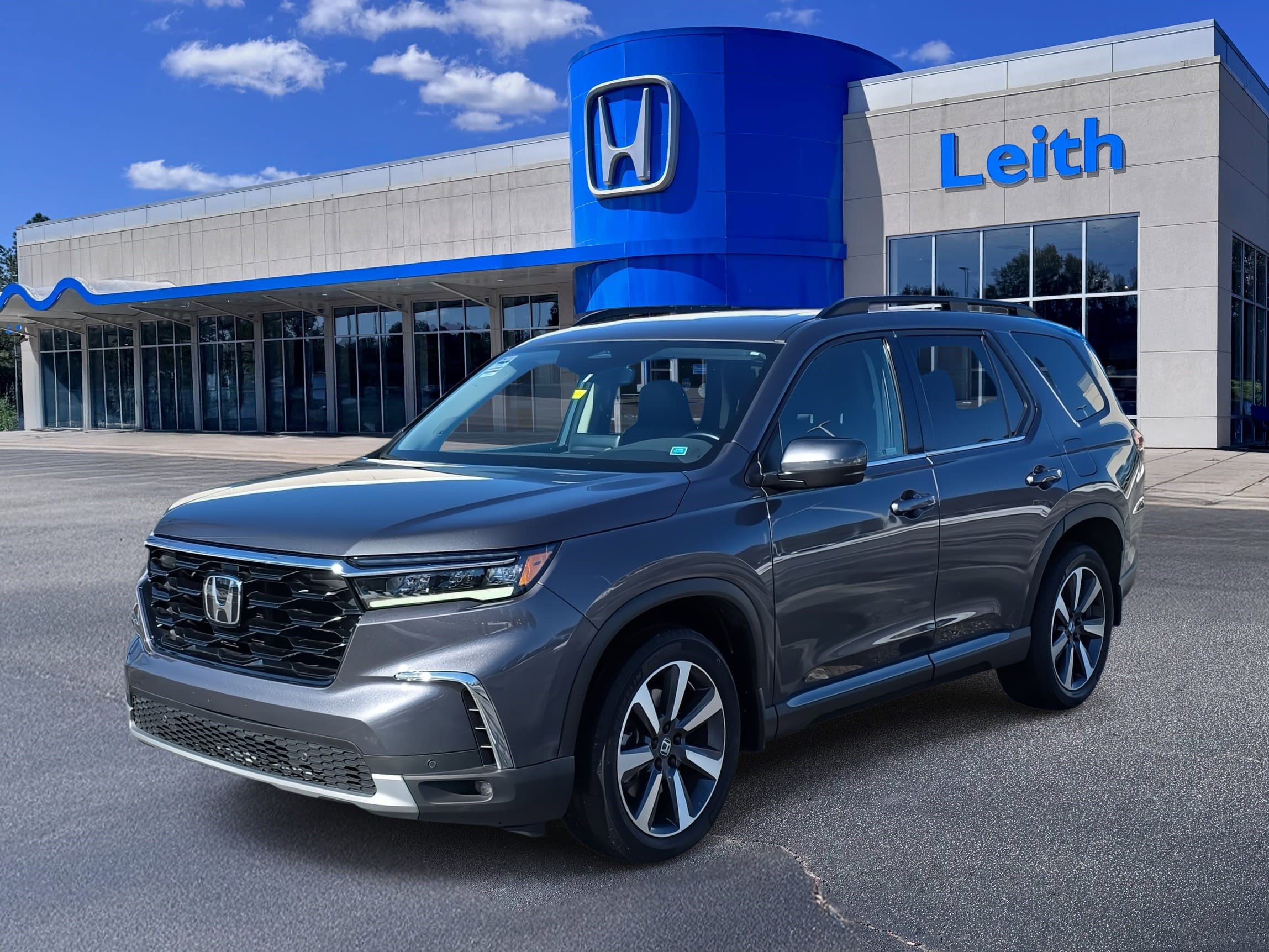 Used 2025 Honda Pilot Touring image 1