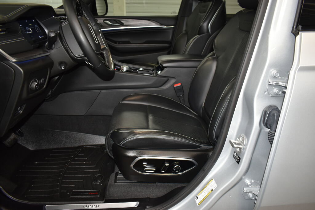 Used 2021 Jeep Grand Cherokee L Overland w/ Luxury Tech Group IV image 2