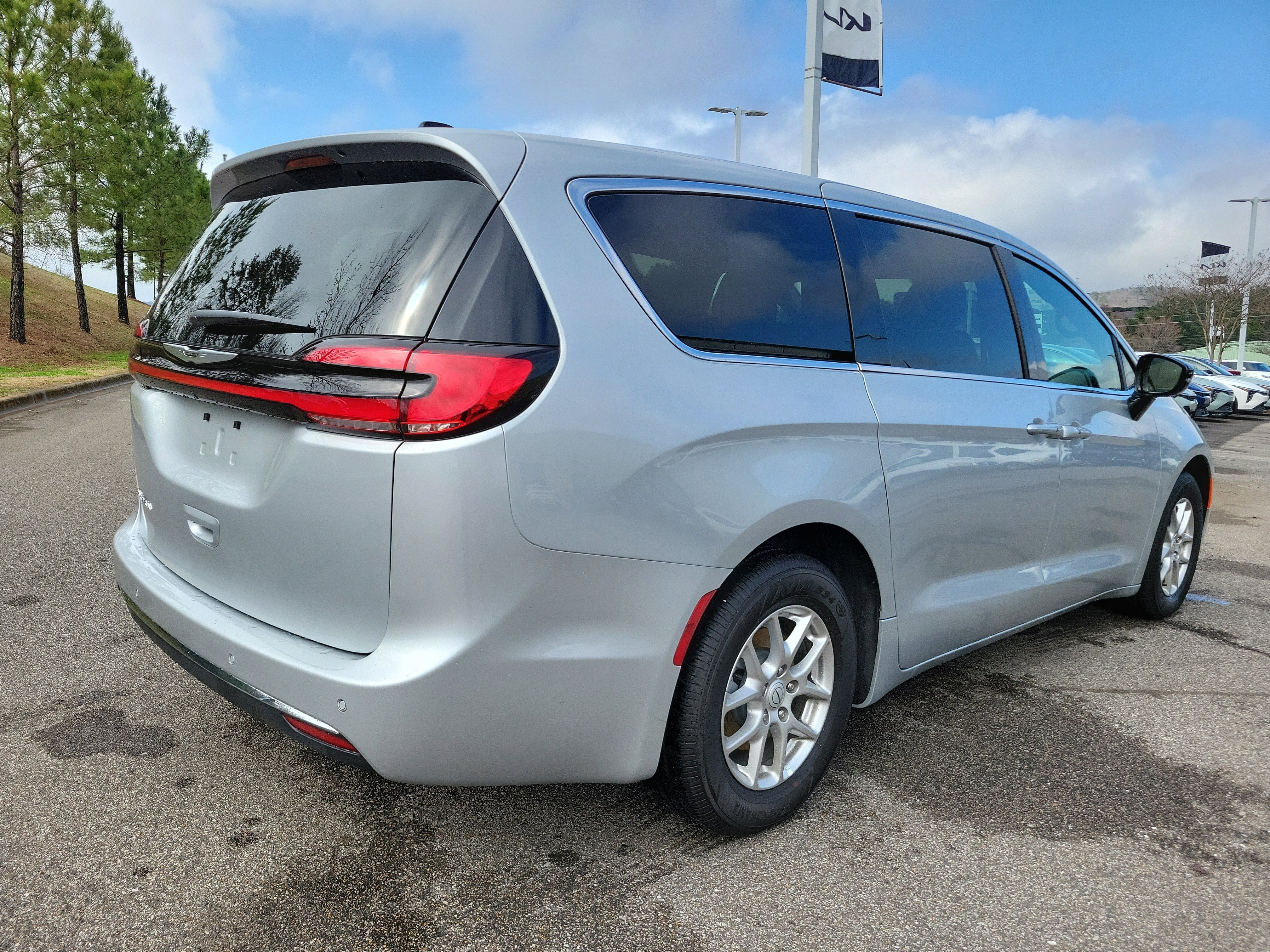 Used 2026 Chrysler Pacifica Select image 27