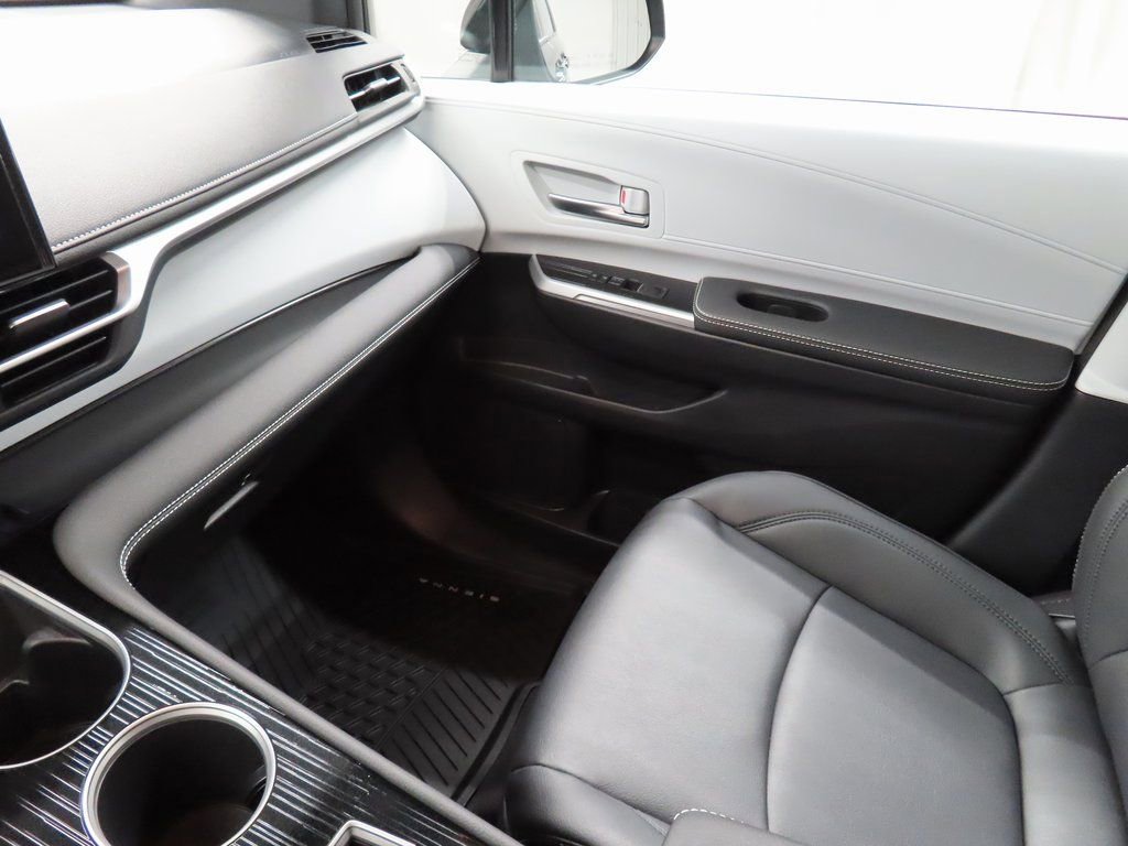 Used 2025 Toyota Sienna XSE image 19