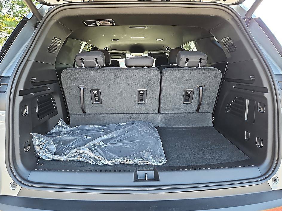 New 2027 Chevrolet Traverse LT w/ Midnight/Sport Edition AWD/4WD image 12