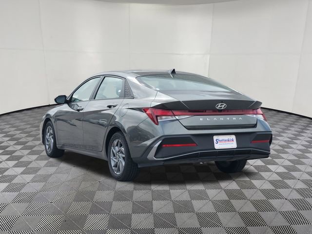 Used 2024 Hyundai Elantra SEL image 3
