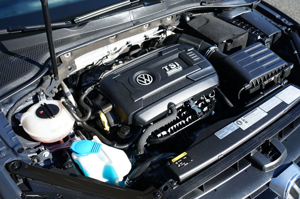 Used 2016 Volkswagen Golf R 4-Door image 10