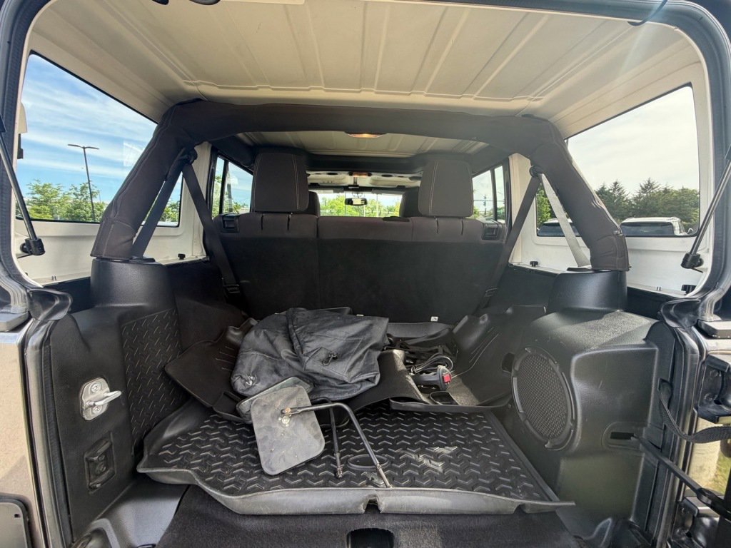 Used 2014 Jeep Wrangler Unlimited Sahara w/ Connectivity Group AWD/4WD image 5
