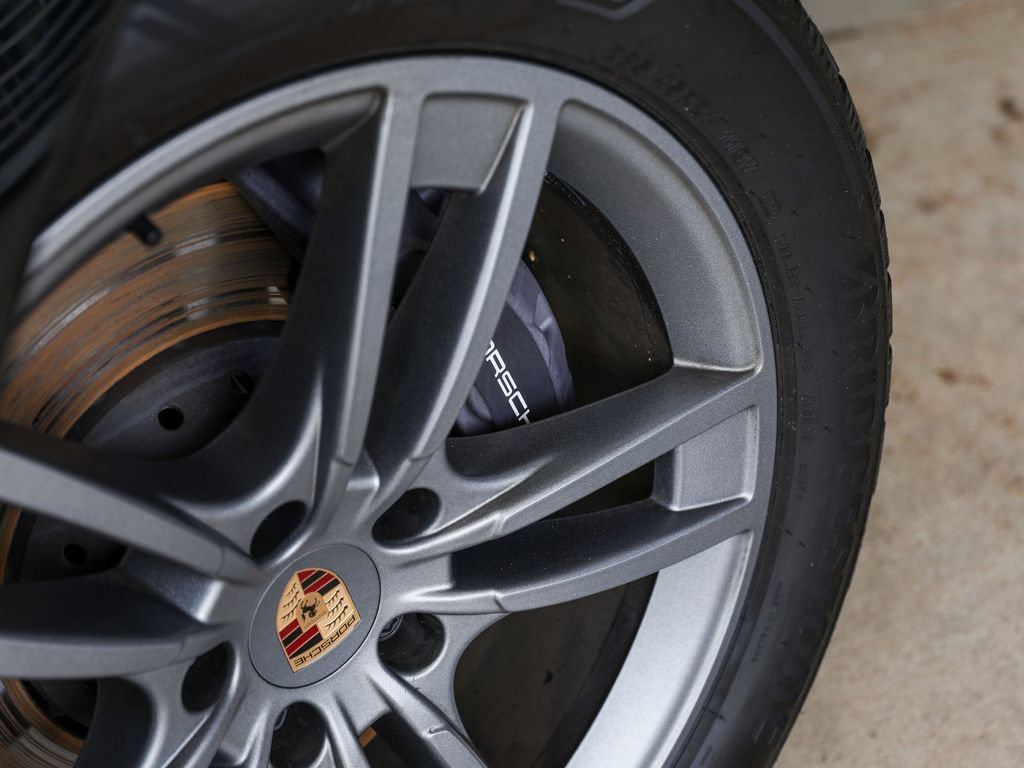 Certified 2025 Porsche Cayenne AWD/4WD image 12