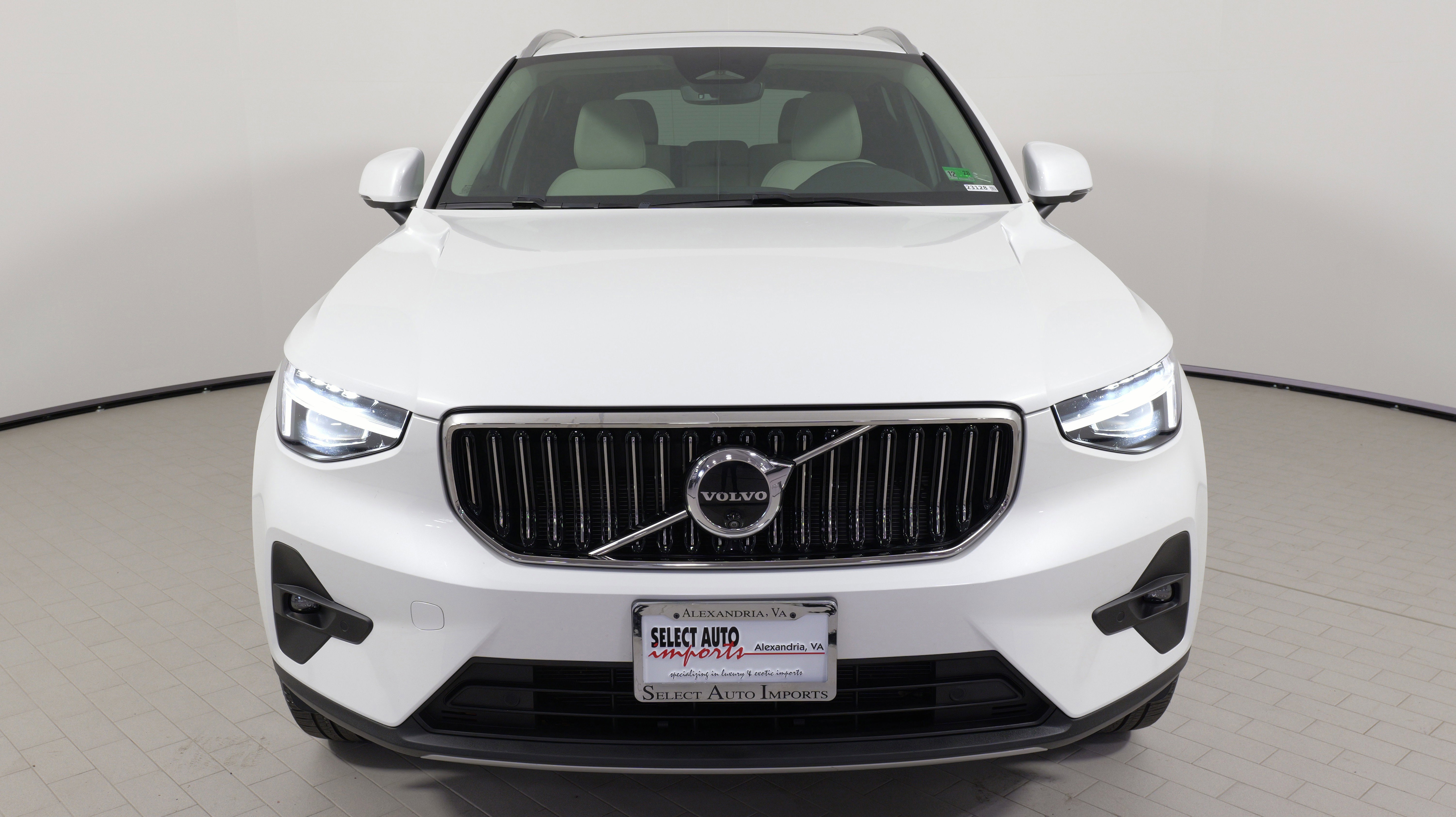 Used 2024 Volvo XC40 B5 Plus w/ Climate Package image 5
