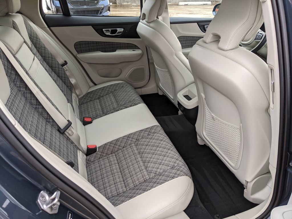 Used 2021 Volvo V60 T5 Momentum image 25
